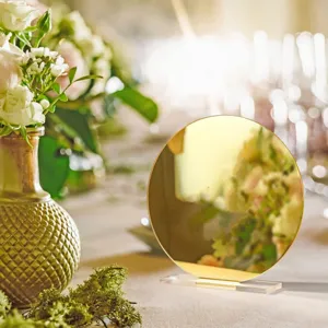 Detalle de letrero de mesa de espejo acrílico dorado, decoración de boda fiesta en blanco.