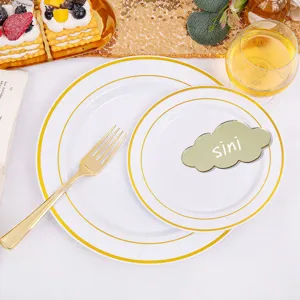Tarjeta de sitio acrílica con forma de nube personalizada para boda con plato y tenedor.
