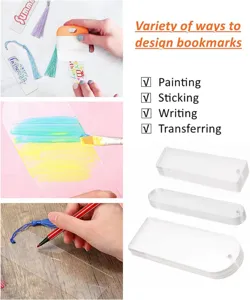 Détail de marque-pages en acrylique transparent montrant la peinture DIY et l'écriture avec des pompons.