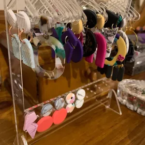 Espositore per gioielli in acrilico trasparente con mini grucce per orecchini e bracciali.
