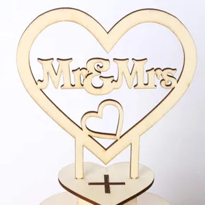 Détail de support de présentation de mariage en bois en forme de cœur avec design creux.