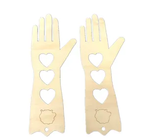 Detalle de bloqueador de guantes de madera, recortes de corazon, primer plano de herramienta
