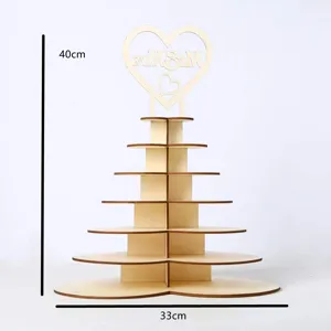 Vue détaillée du support à cupcakes en bois à 7 niveaux avec un cœur gravé sur le dessus.