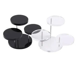 Détail en gros plan de supports de présentation de bagues en acrylique transparent et noir.