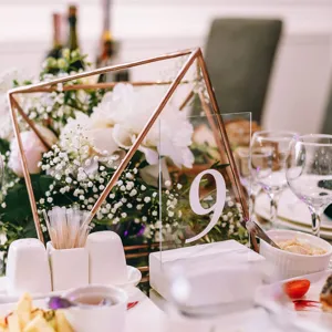 Cartel de número de mesa de acrílico transparente con base blanca para banquete de boda.