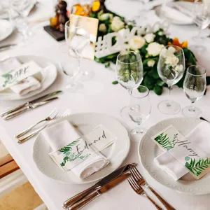 Tarjetas de sitio de acrílico transparente para bodas con diseño de hojas verdes