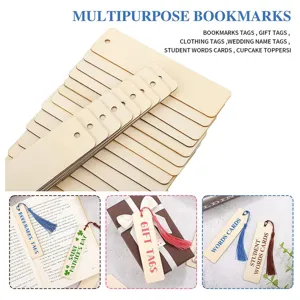 Marcadores de madera vacíos con borlas de colores, etiquetas DIY para regalos y lectura.