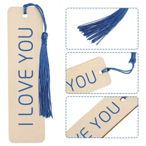 Marcador de libros de madera con borla azul y texto impreso para lectores.