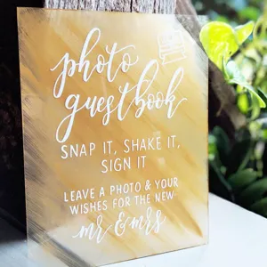 Letrero de libro de visitas de fotos de boda de acrílico transparente con fondo pintado de oro.