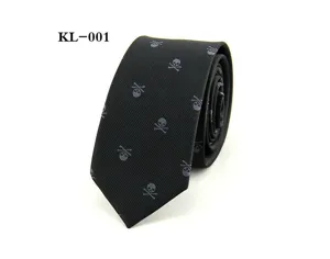Primer plano detallado de una corbata de hombre negra con elegante diseño de calavera.