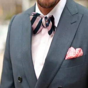 Detalle de pañuelo de bolsillo vichy rosa para traje de hombre, elegante accesorio.