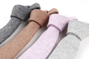 Primer plano detalle de corbatas estrechas para hombre en varios tejidos texturizados y elegantes.