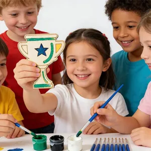 Niños pintando trofeo de madera detalle, actividad artística creativa DIY con tarros de pintura.