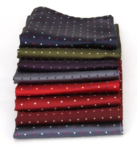 Detalle de pañuelo de bolsillo de seda para hombre, lunares clásicos, accesorio de negocios.
