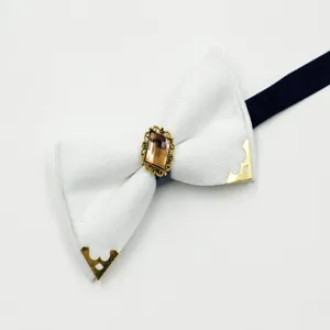 Noeud papillon blanc avec centre en strass vintage et coins métalliques pour les fêtes.