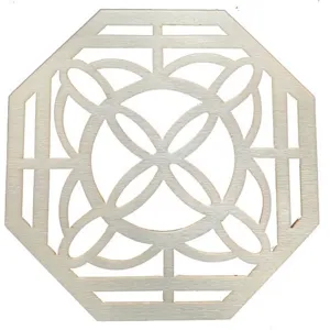 Holz ausgehöhltes geometrisches Design Untersetzer Detailansicht, ideal für heiße Tassen.