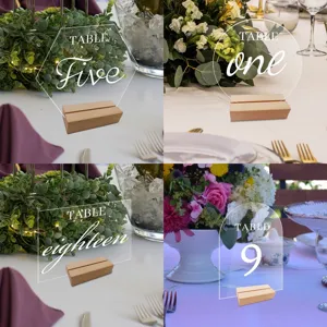 Números de mesa de boda de acrílico transparente con varios soportes de madera.