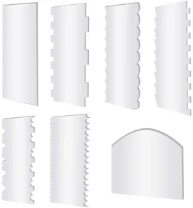 Details des 7-teiligen Acryl-Kuchenschaber-Sets, verschiedene Kanten für kreatives Backen.