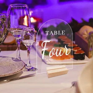 Letrero de número de mesa de boda de acrílico transparente con base de madera para eventos.
