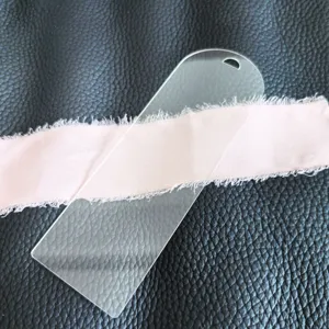 Segnalibro trasparente in acrilico con nastro rosa sfrangiato per feste fai-da-te e segnaposto.