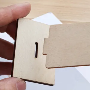 Primer plano detalle del montaje cruz de madera pieza rompecabezas ranura artesanía.