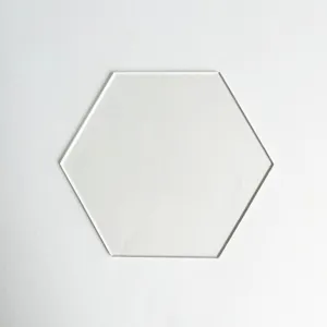 Detalle de tarjeta de número de mesa de acrílico hexagonal transparente para bodas DIY.