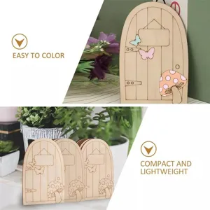 Detalle de puerta de hadas de madera con bonitos hongos y mariposas para decoración de bricolaje.