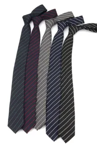 Corbata estrecha clásica de hombre con rayas diagonales, ideal para negocios y ropa casual.