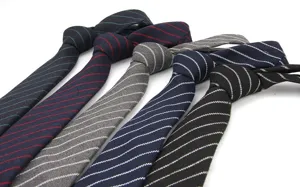 Detalle de corbata estrecha de rayas clásica para hombre, estilo formal y casual.