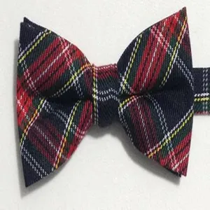 Classic British style plaid bow tie for men, retro tartan fabric fashion neckwear accessory.
