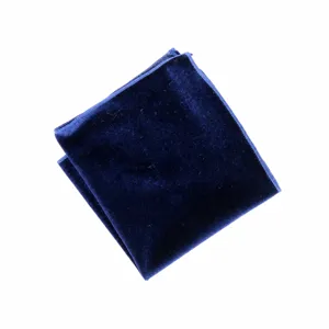 Vista detallada de pañuelo de bolsillo de terciopelo azul marino para traje de hombre.