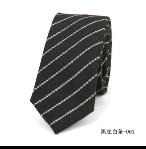 Corbata de hombre elegante y estrecha con rayas diagonales negras y blancas formales.