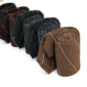 Vista detallada de corbatas estrechas de algodón de 6 cm para hombre con rayas de varios colores.
