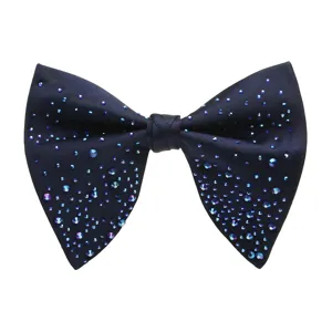 Vista dettagliata di un papillon blu scuro di lusso con strass da uomo, accessorio elegante.