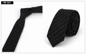 Corbata estrecha negra clásica con rayas diplomáticas blancas para negocios y ocio diario.