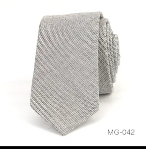 Vista detallada de corbata estrecha para hombre con textura en blanco y negro para trajes.
