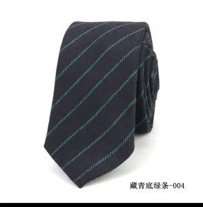Corbata clásica de hombre azul marino con rayas diagonales verdes, ideal para negocios y formal.