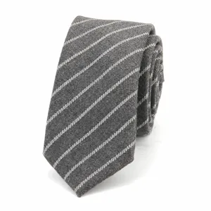 Corbata estrecha gris a rayas para hombre, estilo británico elegante formal y casual.