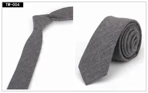 Primer plano de una corbata estrecha de hombre en algodón gris con sutiles rayas finas.