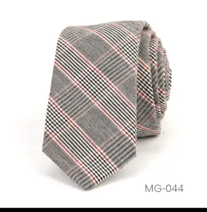 Primer plano de una elegante corbata estrecha de cuadros en negro, blanco y rojo.