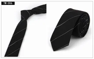 Primer plano detallado de corbata estrecha negra con rayas diagonales blancas, elegante.