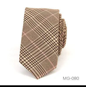 Corbata estrema de cuadros marrones para hombre traje de negocios casual elegante detalle