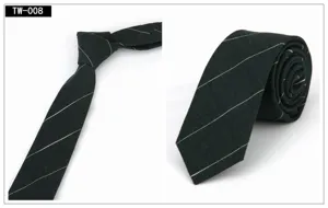 Detalle de corbata estrecha de algodón verde oscuro con finas rayas diagonales blancas.
