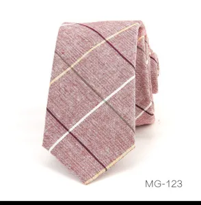 Vista detallada de la corbata estrecha de algodón a cuadros rojos para hombre con textura fina.