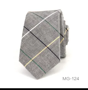Vista detallada de corbata estrecha de cuadros para hombre de algodón con textura fina.