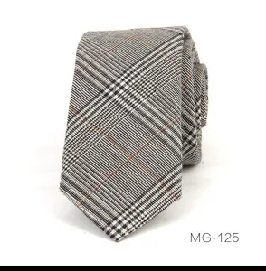 Corbata slim de cuadros clásica para hombre, detalle elegante para ropa formal de negocios.
