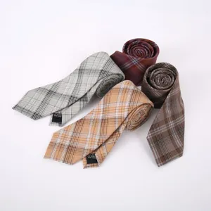 Dettaglio cravatta a quadri classica da uomo, che mostra trama fine, qualità e design elegante.