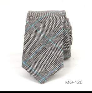 Vista detallada de corbata slim para hombre con motivo de cuadros y finas líneas azules.