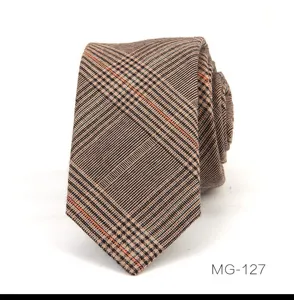 Primer plano detallado de corbata estrecha de cuadros marrones, textura fina y patrón clásico.
