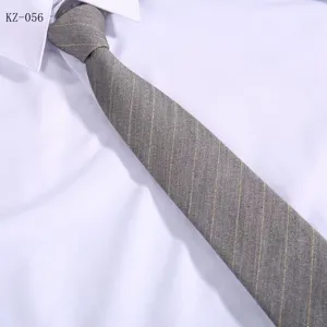 Vista dettagliata della cravatta a righe grigia classica per abbigliamento formale.